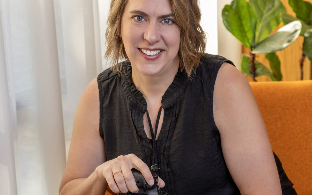 Episode 303 – From Decades of Dabbling to $20,000 in Wall Portraits: How This Mom of Three Finally Went All In